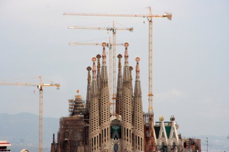 De Sagrada Familia met zijn eeuwige hijskranen